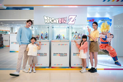 「ドラゴンボール」の超サイヤ人 孫悟空スタチューが、名シーン「かめはめ波」を再現。期間限定ショップ内の注目フォトスポットに