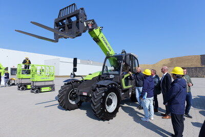 Zoomlion showcases its MEWP products to clients at the Company’s Hungary factory (PRNewsfoto/Zoomlion)