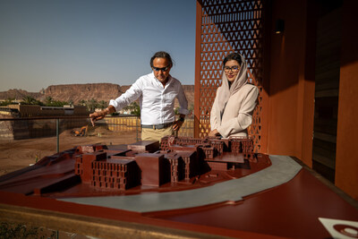 アルウラの現地視察でNUMAJの建築模型を確認するUDCのマネージング・ディレクターであるJohn PaganoとRCUの最高経営責任者（CEO）であるAbeer AlAkel氏