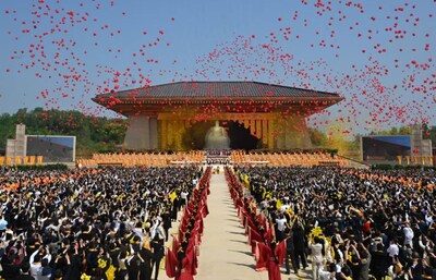 丙午年黄帝故里拝祖大典の現場 (PRNewsfoto/the Ancestor Worship Ceremony of the Yellow Emperor)