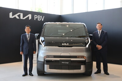 （左から）Kia PBVジャパン株式会社 代表取締役社長 田島 靖也（たじま やすなり), Kia Corporation 副社長 キム・サンデ氏 （来賓）