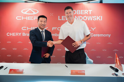 Zhu Shaodong, Executive Vice President of Chery International and CEO of the EU Region, signs the partnership agreement with Robert Lewandowski. (PRNewsfoto/Chery Automobile Co., Ltd.)