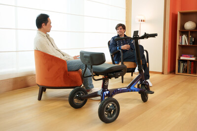 dashmoto® founder Kim Ng officially reveals the dash 3 Williams edition to Williams Racing driver Carlos Sainz. dashmoto® founder Kim Ng officially reveals the dash 3 Williams edition to Williams Racing driver Carlos Sainz.