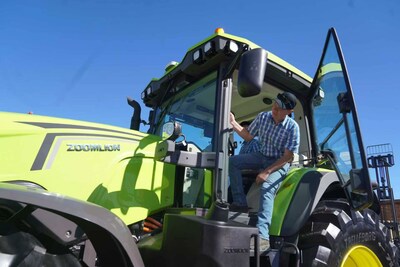 A customer experiences Zoomlion’s DV3504 hybrid tractor at NAMPO Harvest Day 2026 in South Africa on May 12.