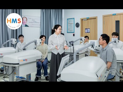 HMS Vision Inc. の支援により、白内障専門医は Wenzhou Medical University の Eye Hospital of Wenzhou Medical University で HelpMeSee 眼手術シミュレーターを使用した、インストラクター主導のシミュレーション方式の白内障手術研修に参加しています。現在、同病院はシミュレーター6台を擁する世界最大の HelpMeSee 研修センターです。