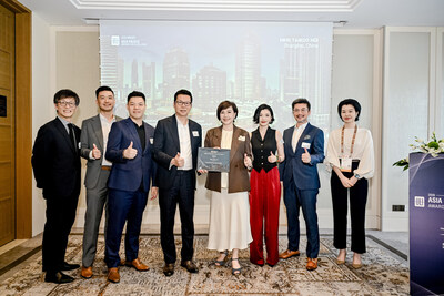 Calvin See, Joint General Manager (4th from left) and Connie Ting, Joint General Manager (4th from right) received the 2026 ULI Asia Pacific Award for Excellence from Jurors Inho Rhee, Design Principal, SOM (1st from left) and Selena Shi, Managing Director, Acquisitions, LaSalle Investment Management (1st from right). (PRNewsfoto/HKRI Taikoo Hui)