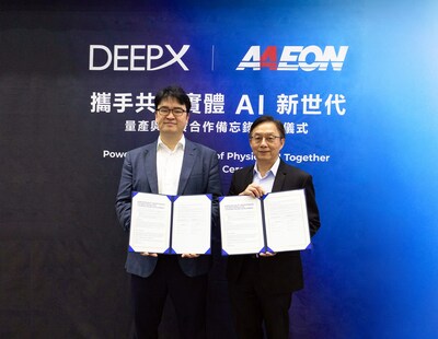 （左より）DEEPX Inc. CEO 金祿元（Lokwon Kim）氏、AAEON Technology CEO ハワード・リン（Howard Lin）氏。2026年6月2日、COMPUTEX TAIPEI 2026（台北南港展覧館）にて量産協力MOU署名式。
