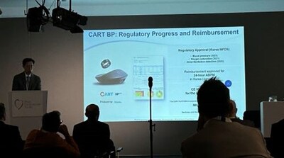 英国心血管学会年次総会で、発表者が「CART BP pro」の研究結果を参加者に紹介した。