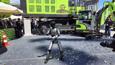 Zoomlion's Humanoid Robot Z01 performed a Tai Chi routine, drawing large crowds and extensive visitor engagement at KOMATEK 2026 in Istanbul. (PRNewsfoto/Zoomlion)