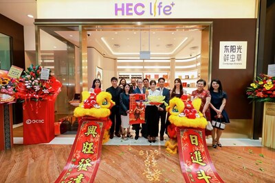 HEC life⁺シンガポール旗艦店のオープンを記念した獅子舞の披露。 (PRNewsfoto/HEC Cordyceps (Singapore))