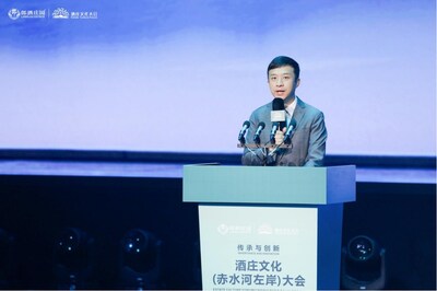 Photo shows Wang Bowei, CEO of Sichuan Langjiu Co., Ltd., delivering a speech during the Estate Culture Forum (Chishui River Baijiu Region) held in southwest China's Sichuan Province, June 20, 2026. (PRNewsfoto/Xinhua Silk Road)