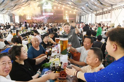Photo shows a scene of the 24th Harbin International Beer Festival. (Photo by Liu Yang) (PRNewsfoto/Xinhua Silk Road)