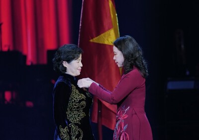 Vinamilk創立50周年記念式典にて、Mai Kieu Lienが独立勲章三等を受章