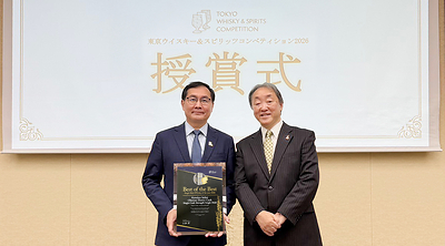 金車グループ会長のリー・ユーディン氏が、TWSC実行委員長の土屋守氏より、「Best of the Best Single Malt 2026」の表彰状を受け取る様子