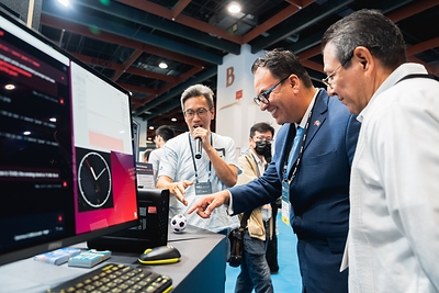 AI WAVE SHOW 2026では、来場者が展示会場各所で行われたライブデモを通じて、最新のAIイノベーションを実際に体験しました。個別に設けられた1対1のビジネスマッチングセッションは、出展者とバイヤーをさらに結び付け、技術展示を具体的なビジネス機会へとつなげました。