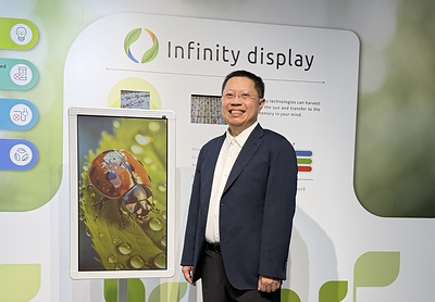 IRIS Optronics、量産対応の新型31.5インチ屋外ディスプレイで、Infinity®ソーラー発電対応ChLCD電子ペーパーシリーズをさらに強化。（写真はIRIS Optronics 会長兼CEOの廖奇璋（Albert Liao）博士）