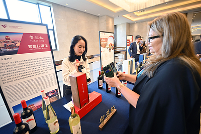 A foreign guest learns about Ningxia's wine during the opening ceremony of the 47th World Congress of Vine and Wine in Yinchuan, northwest China's Ningxia Hui Autonomous Region, Oct. 12, 2026. (Xinhua/Wang Peng)