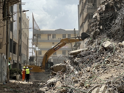 XCMG excavator operator and rescue personnel coordinate to clear debris from the collapsed building site in Nairobi XCMG excavator operator and rescue personnel coordinate to clear debris from the collapsed building site in Nairobi