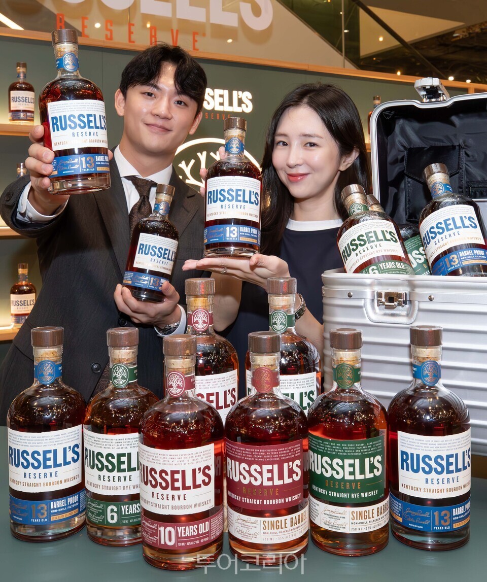 13일 오전, 서울 영등포구에 위치한 더현대 서울 지하 1층 ‘러셀(RUSSEL)’ 팝업스토어에서 직원들이 상품을 소개하고 있다.