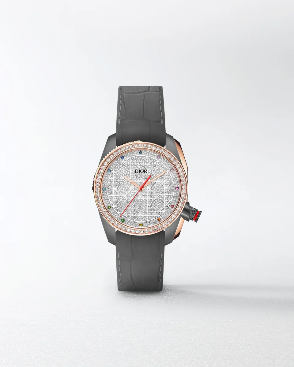 /사진=강렬한 레드 포인트가 돋보이는 디올 Chiffre Rouge 타임피스 (ⓒDIOR)