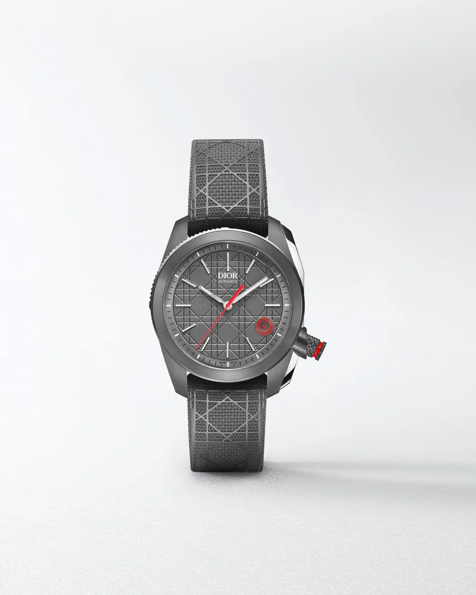 /사진=강렬한 레드 포인트가 돋보이는 디올 Chiffre Rouge 타임피스 (ⓒDIOR)/사진=디올