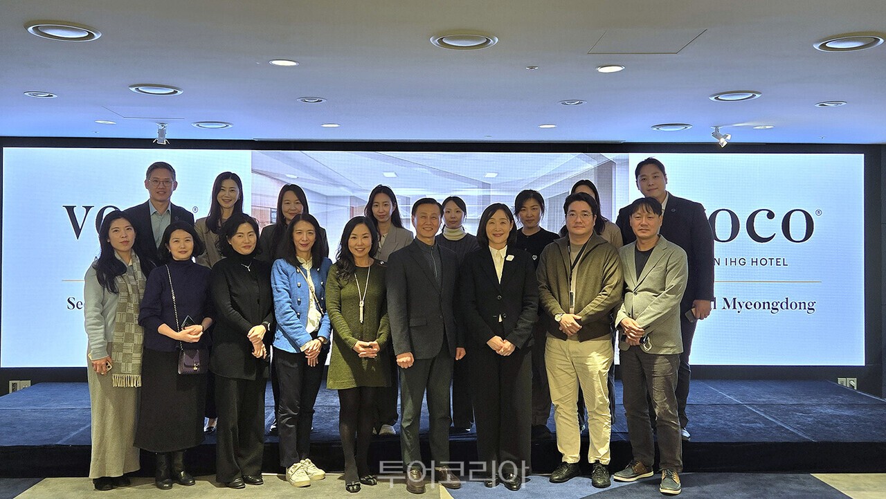 지난 22일 열린 주한외국관광청협회(ANTOR) 2026년 첫 월례회의에서 김윤호 홍콩관광청 한국지사장(신임 회장)과 회원 관광청 관계자들이 보코 서울 명동에서 기념촬영을 하고 있다./사진-홍콩관광청