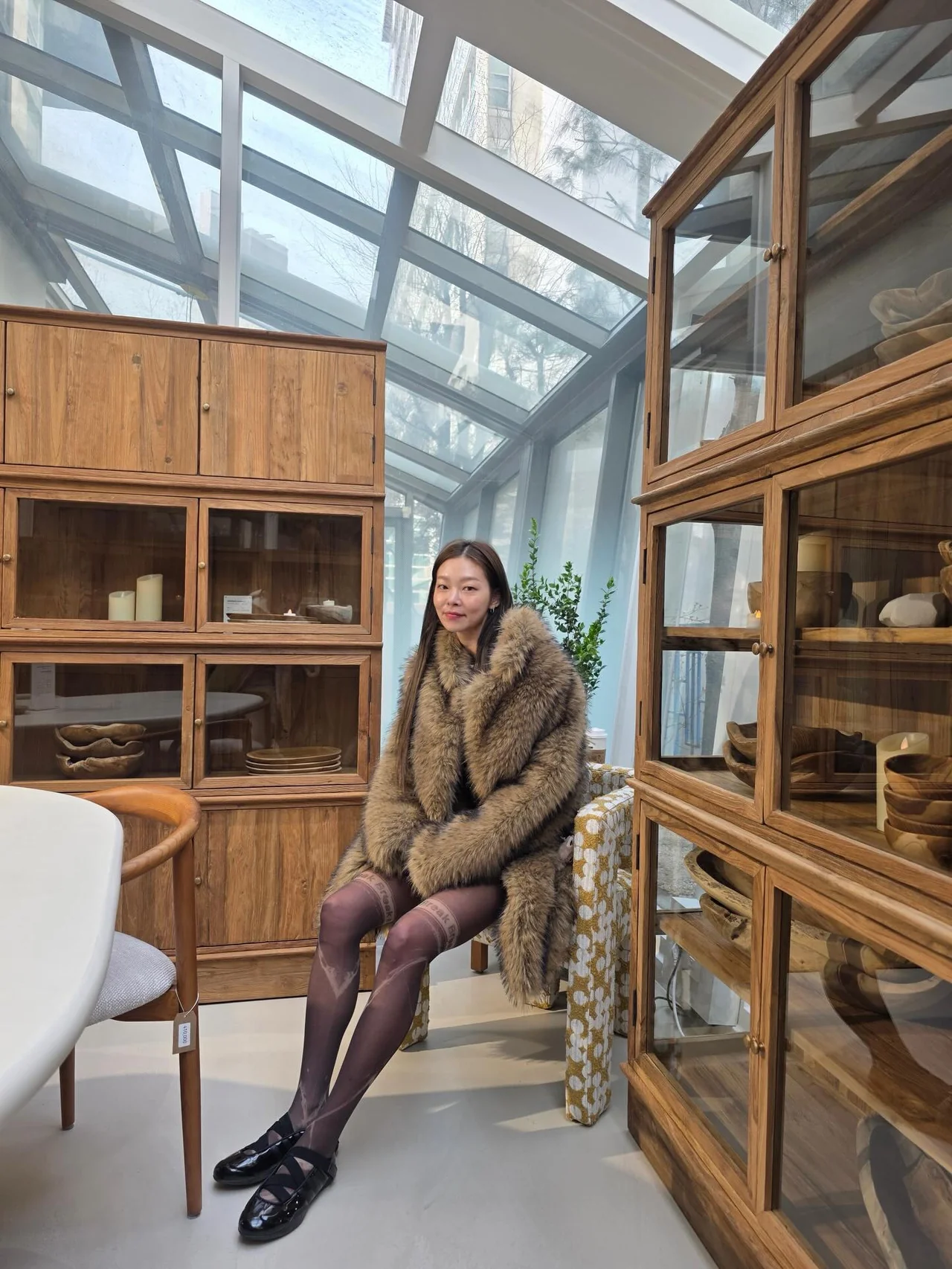 럭셔리 윈터 룩, 하이엔드 스타일 | 밝은 미소와 함께 포근한 퍼 코트 스타일링을 완벽하게 소화하며 겨울 패션의 정수를 보여주는 모습 /사진=송해나 인스타그램