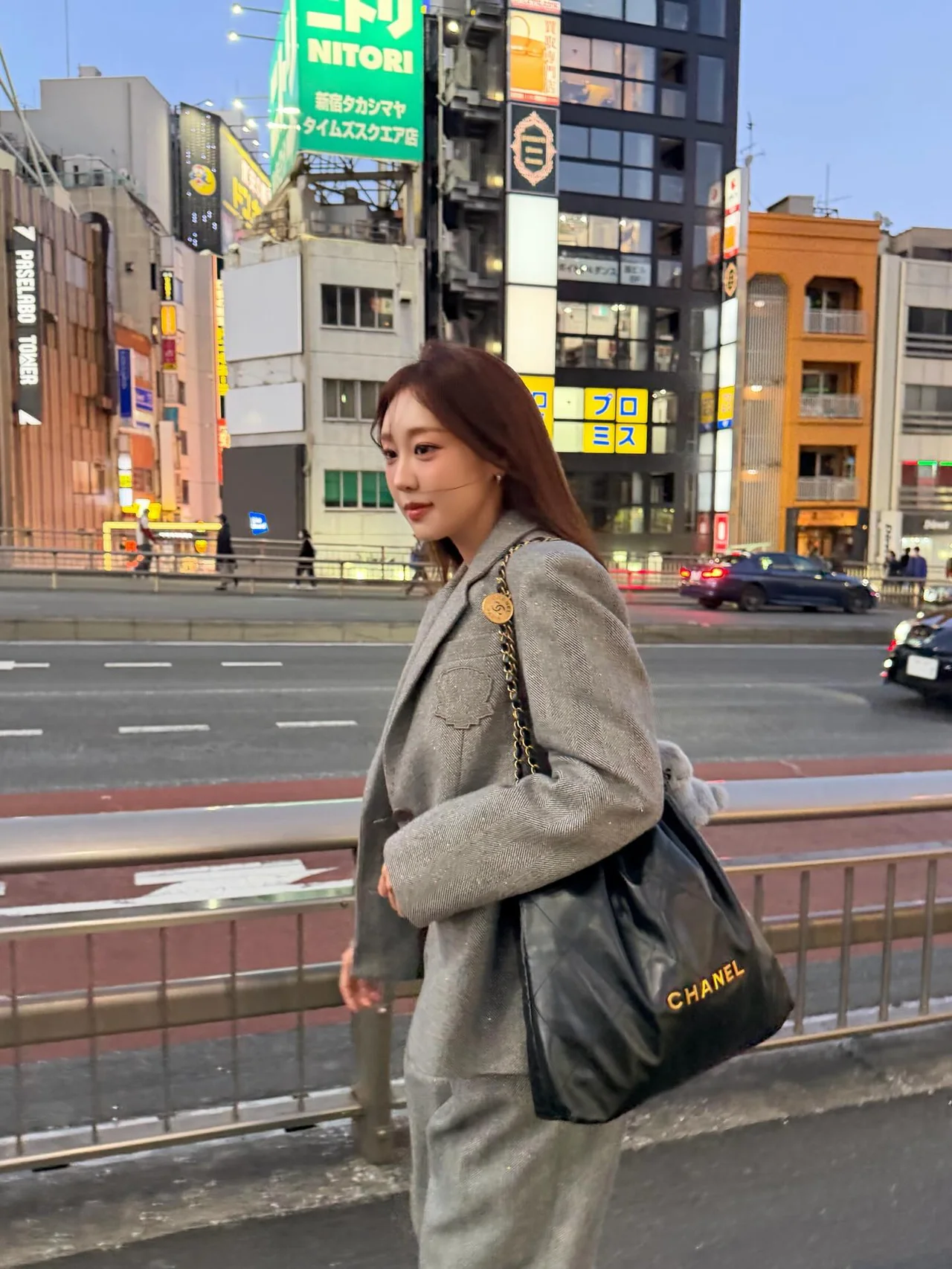 #와이드슬랙스 #오피스룩 | 유연하게 흐르는 실루엣으로 완성한 세련된 백스테이지 무드 /사진=박지영 인스타그램