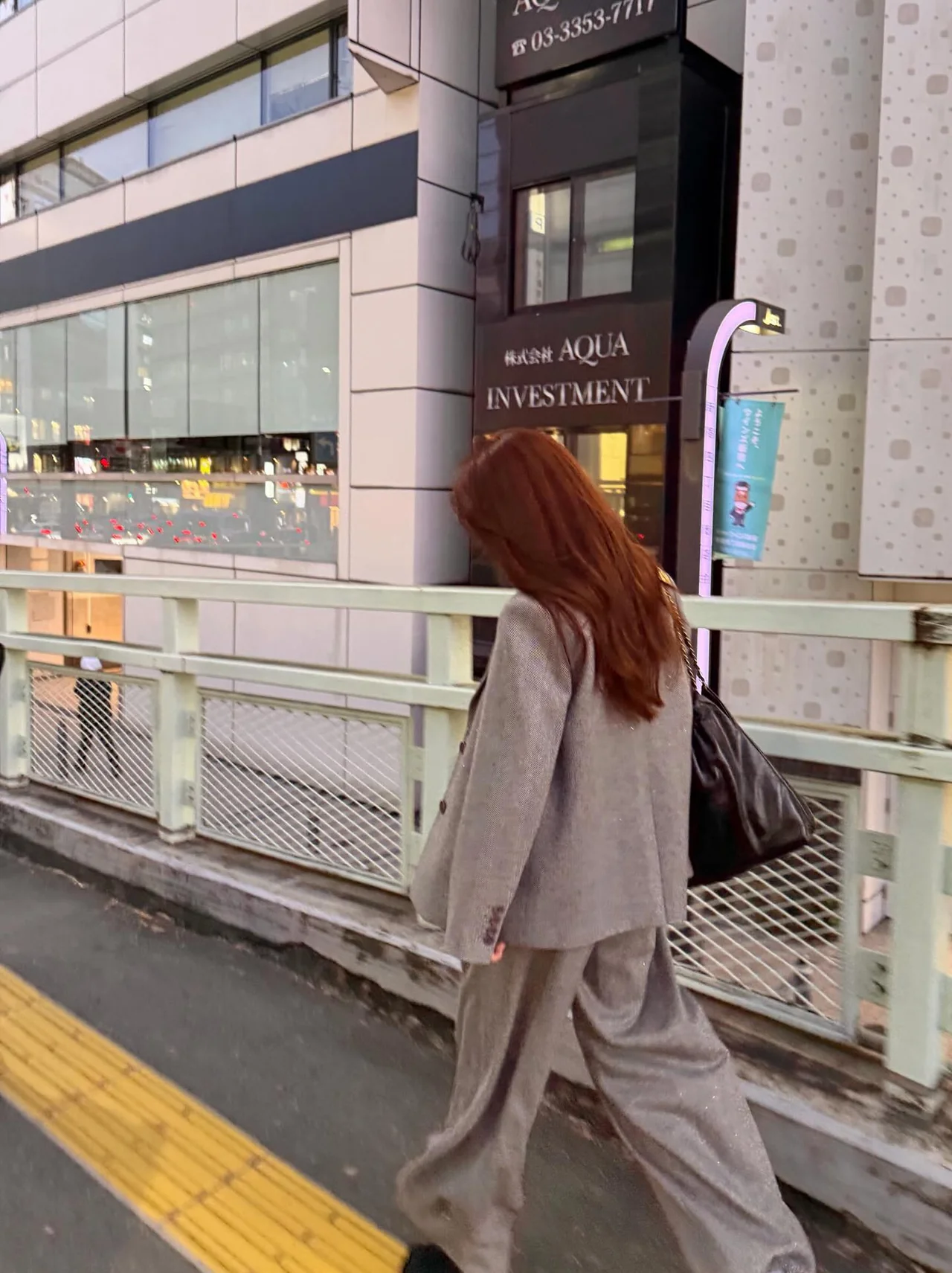 #겨울데일리룩 #메트로시티 | 바람에 날리는 헤어와 여유로운 핏이 만드는 감각적인 순간 /사진=박지영 인스타그램