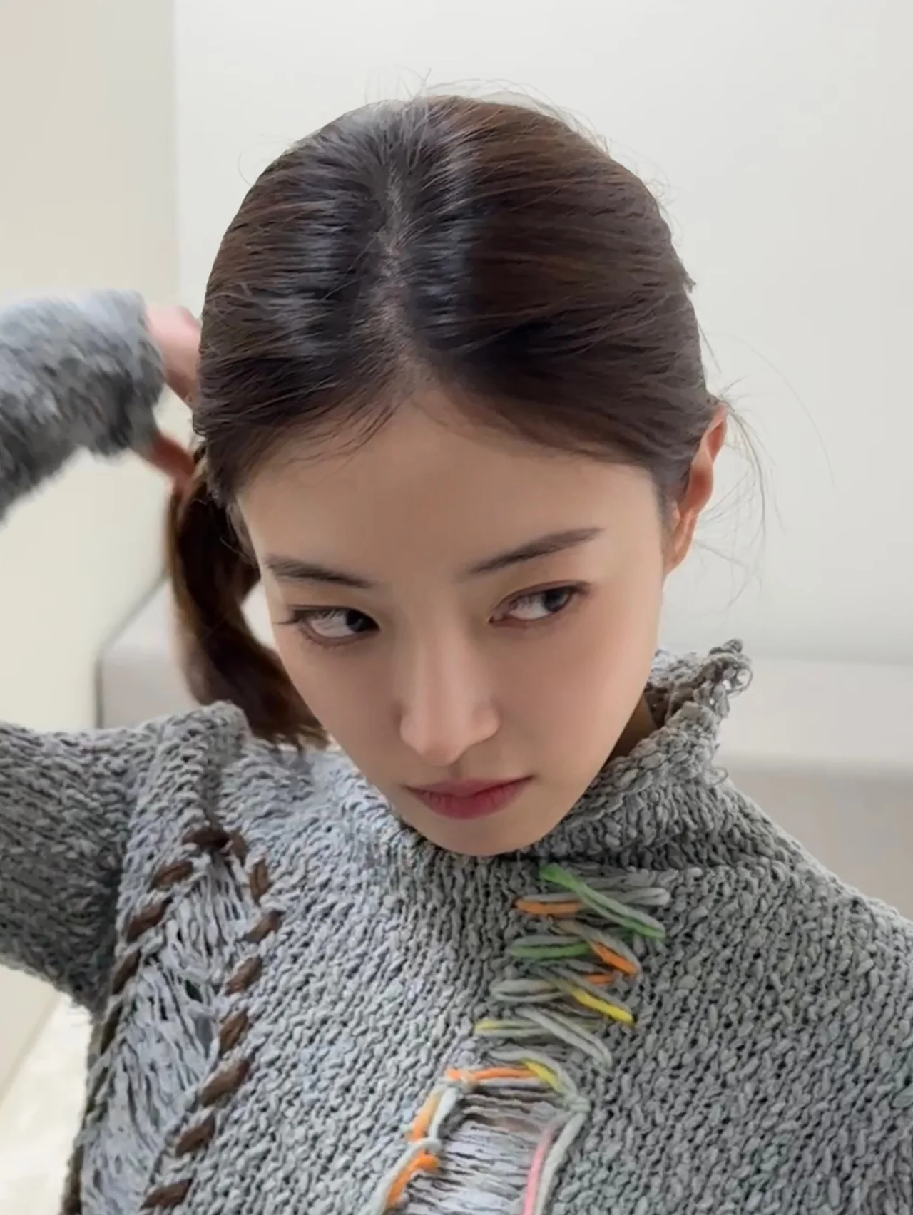 포니테일 스타일링 | 군더더기 없는 헤어와 메이크업으로 강조한 완성형 미모 /사진=이세영 인스타그램