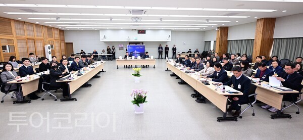 ▲논산시는 27일 청내 회의실에서 ‘탑정호 복합문화 휴양단지 조성사업’에 대한 1단계 자문(컨설팅) 보고회를 개최하고 있다. /사진-논산시