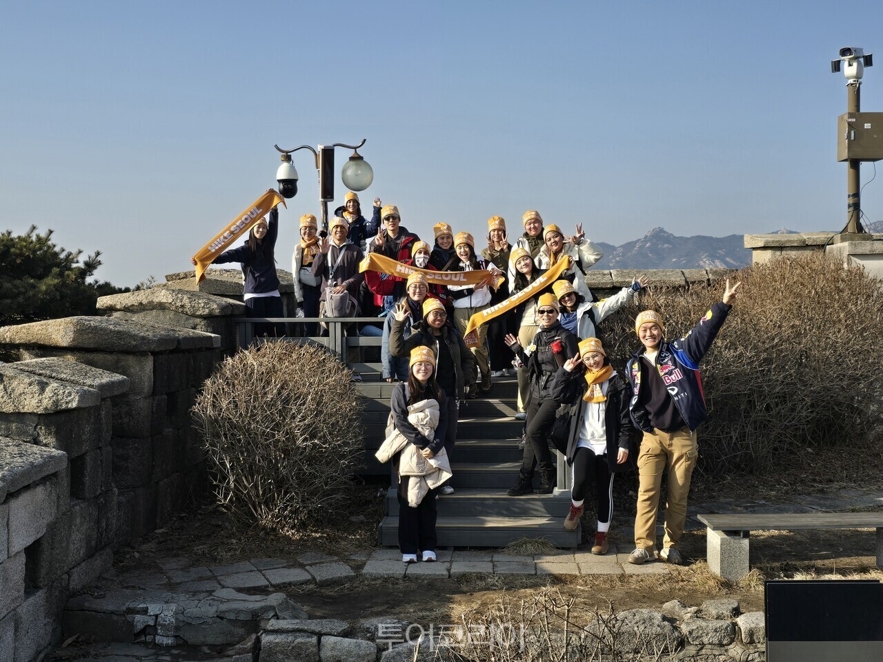 서울색 ‘모닝옐로우’ 소품을 장착한 외국인 등산객 서울관광재단 북악산 겨울산행 프로그램에 참여한 외국인 등산객들 /사진-서울관광재단