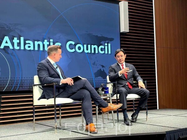 광물 안보를 위한 동맹 파트너십 모델(A Strategic Cooperation Model for Critical Minerals Security)’ 대담/9골려아연 최윤범 회장 오른쪽)/투어코리아뉴스 김경남 기자