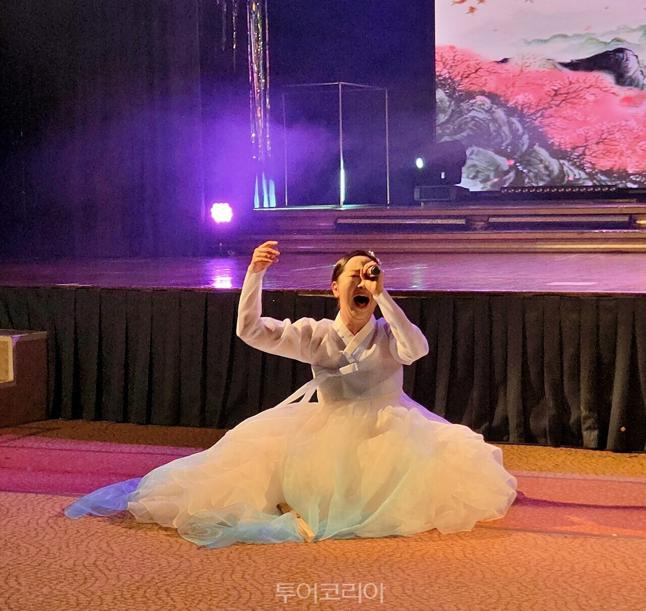 제이아이예술단이 지난 22-25일 이스턴크루즈의 부산-히로시바-마쓰야마-부산행 노선에서 판소리와 사물놀이를 펼쳐 큰 호응을 얻었다./사진-투어코리아