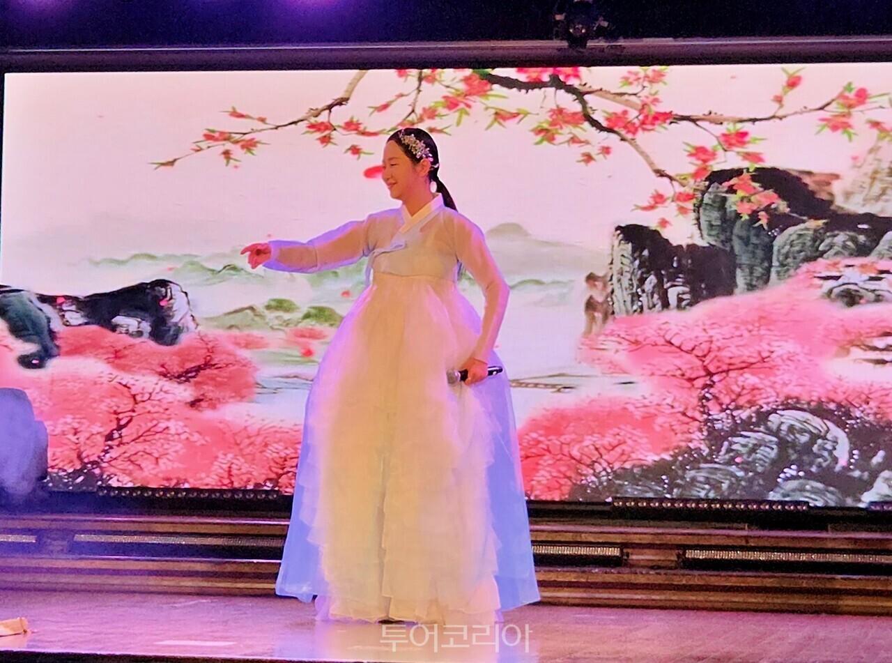 제이아이예술단이 지난 22-25일 이스턴크루즈의 부산-히로시바-마쓰야마-부산행 노선에서 판소리와 사물놀이를 펼쳐 큰 호응을 얻었다./사진-투어코리아