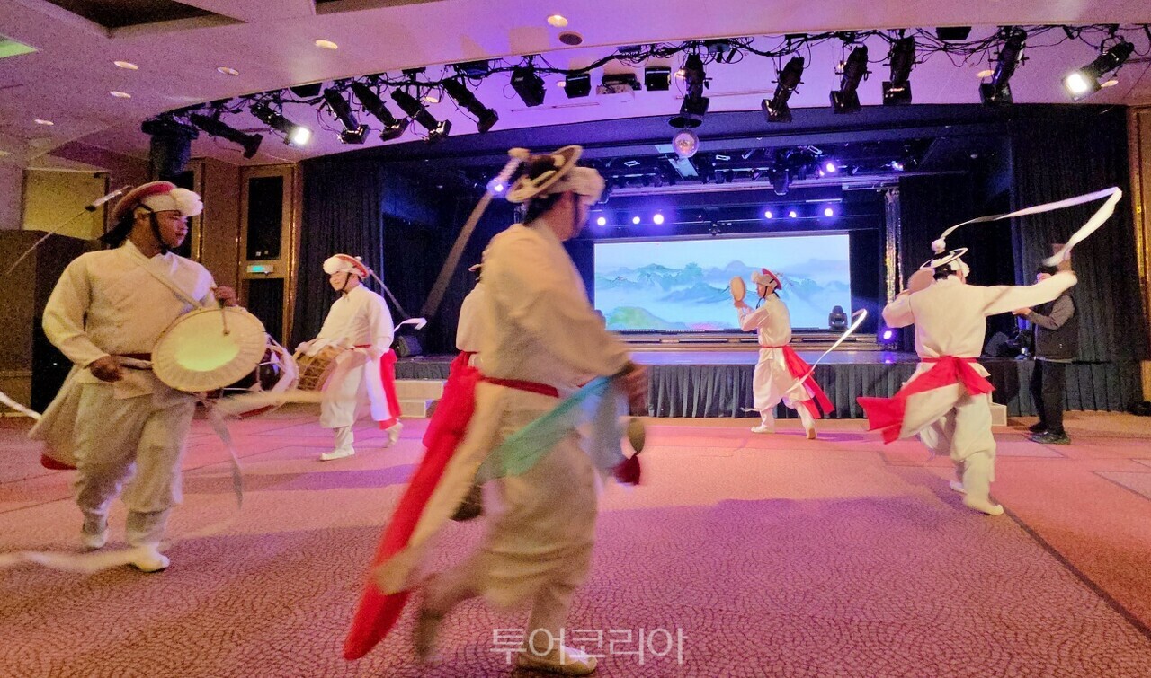 제이아이예술단이 지난 22-25일 이스턴크루즈의 부산-히로시바-마쓰야마-부산행 노선에서 판소리와 사물놀이를 펼쳐 큰 호응을 얻었다./사진-투어코리아