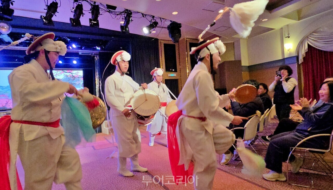 제이아이예술단이 지난 22-25일 이스턴크루즈의 부산-히로시바-마쓰야마-부산행 노선에서 판소리와 사물놀이를 펼쳐 큰 호응을 얻었다./사진-투어코리아