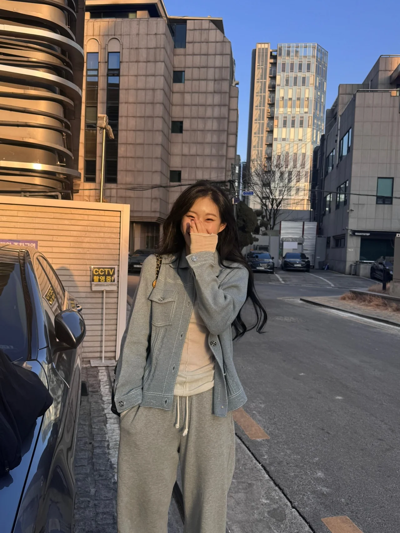 믹스매치 스타일링 | 스포티한 팬츠에 블랙 백을 더해 세련미를 한 스푼 추가한 센스 /사진=있지 채령 인스타그램