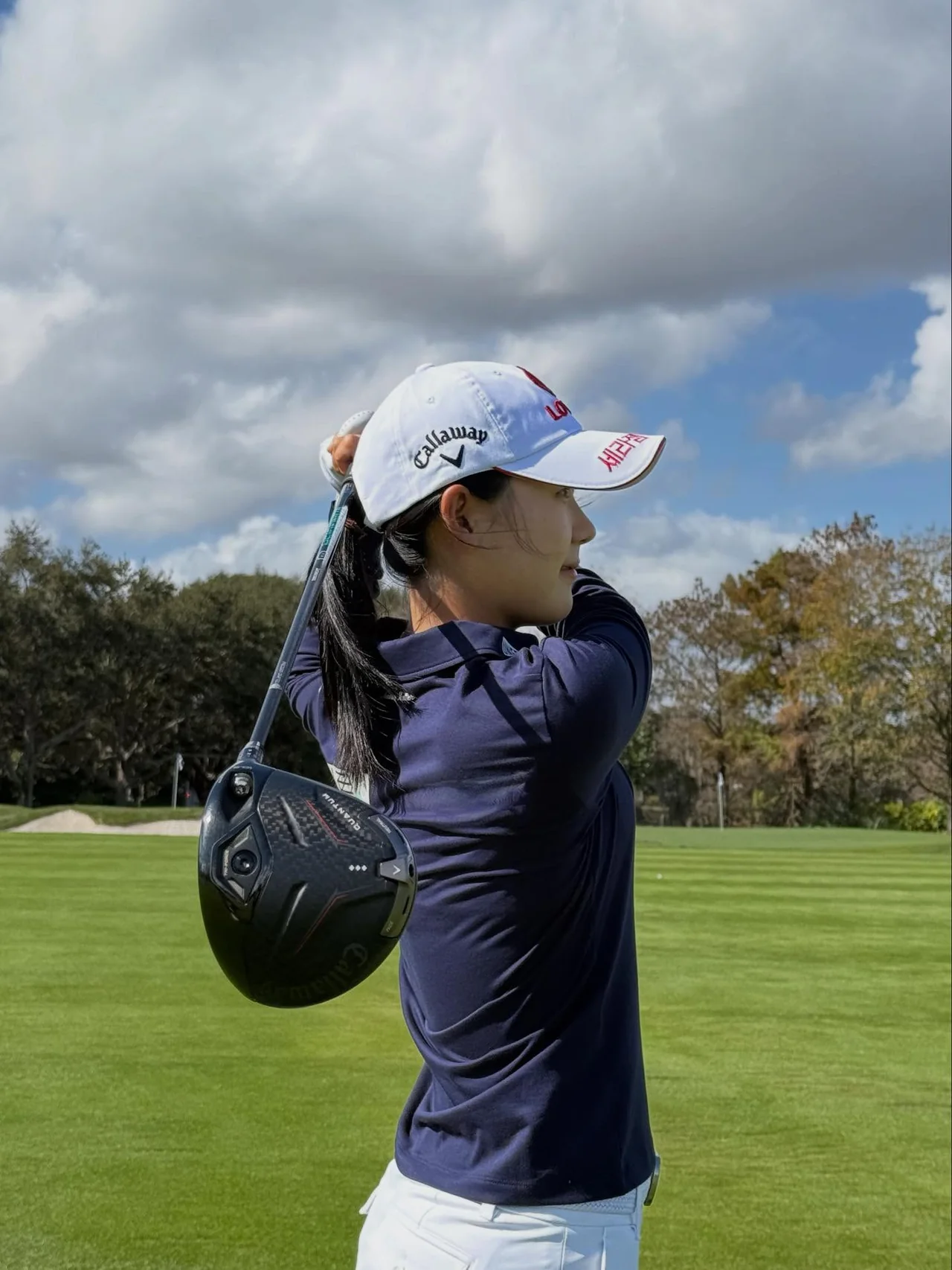 프로페셔널 골프룩 | 네이비와 화이트의 클래식한 조화로 완성한 스포티한 실루엣 /사진=황유민 인스타그램