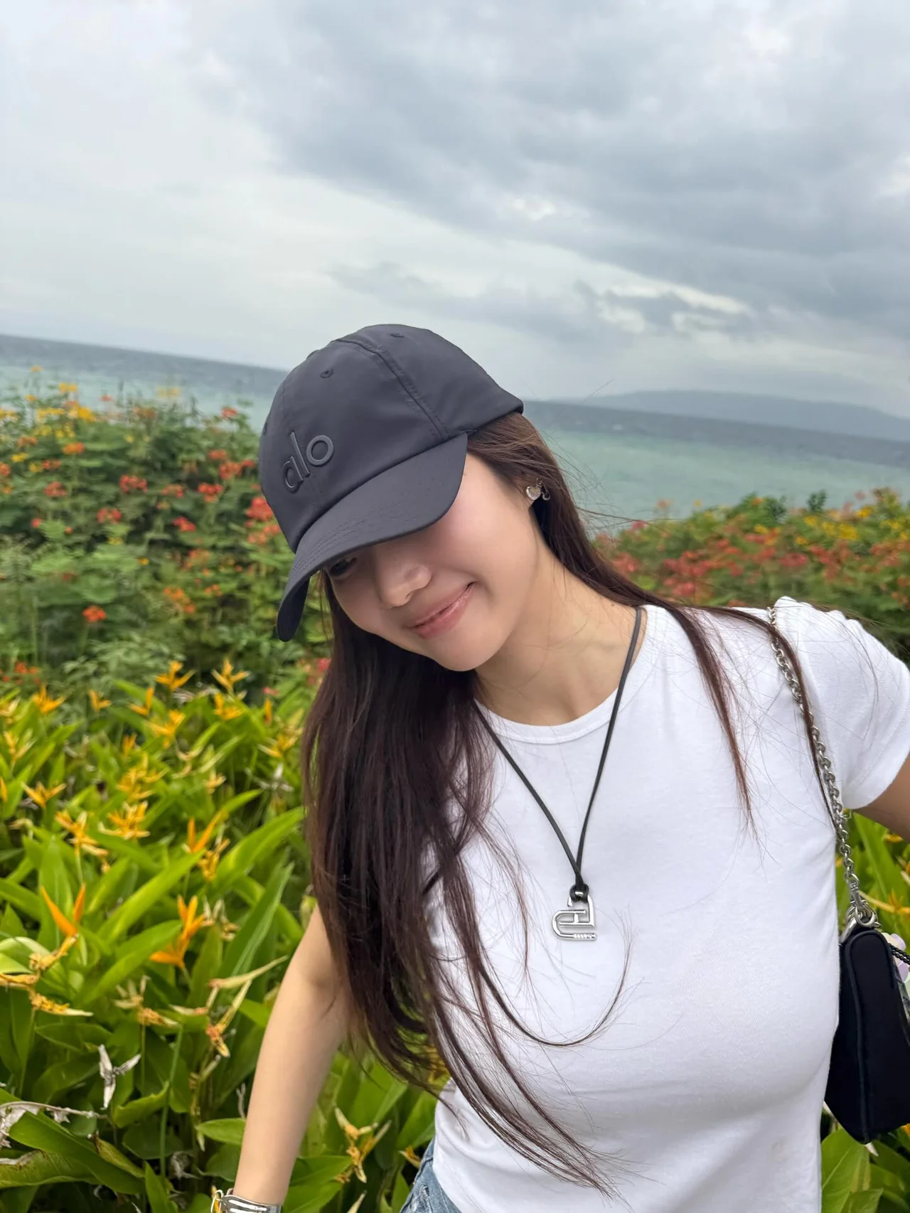 화이트 톱 디테일 | 은근한 볼륨감과 실버 포인트 목걸이가 돋보이는 상체 클로즈업 /사진=추화정 인스타그램