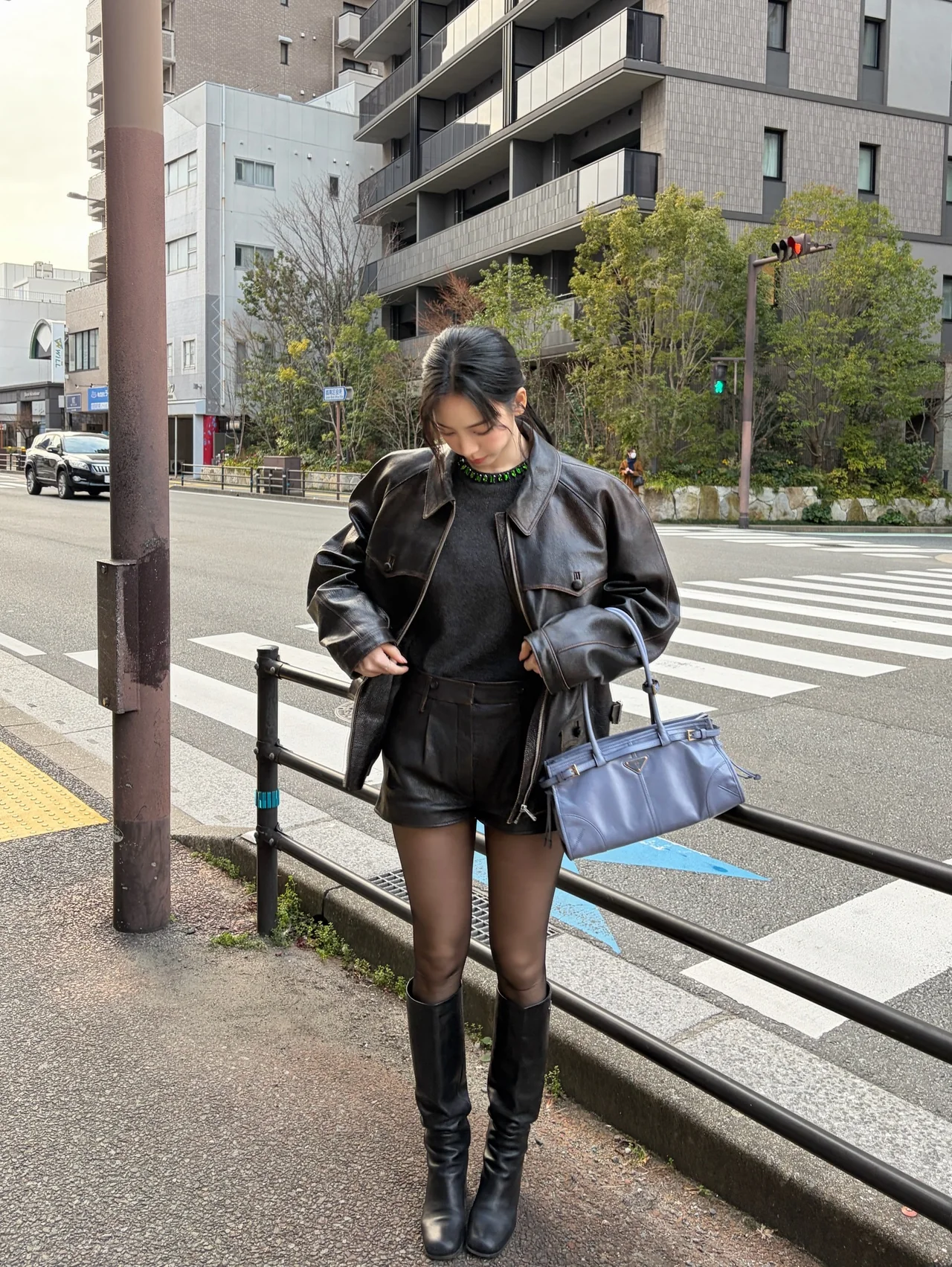 퍼플 핸드백 | 무채색 룩에 생동감을 불어넣는 세련된 컬러 매치 /사진=카리나 인스타그램