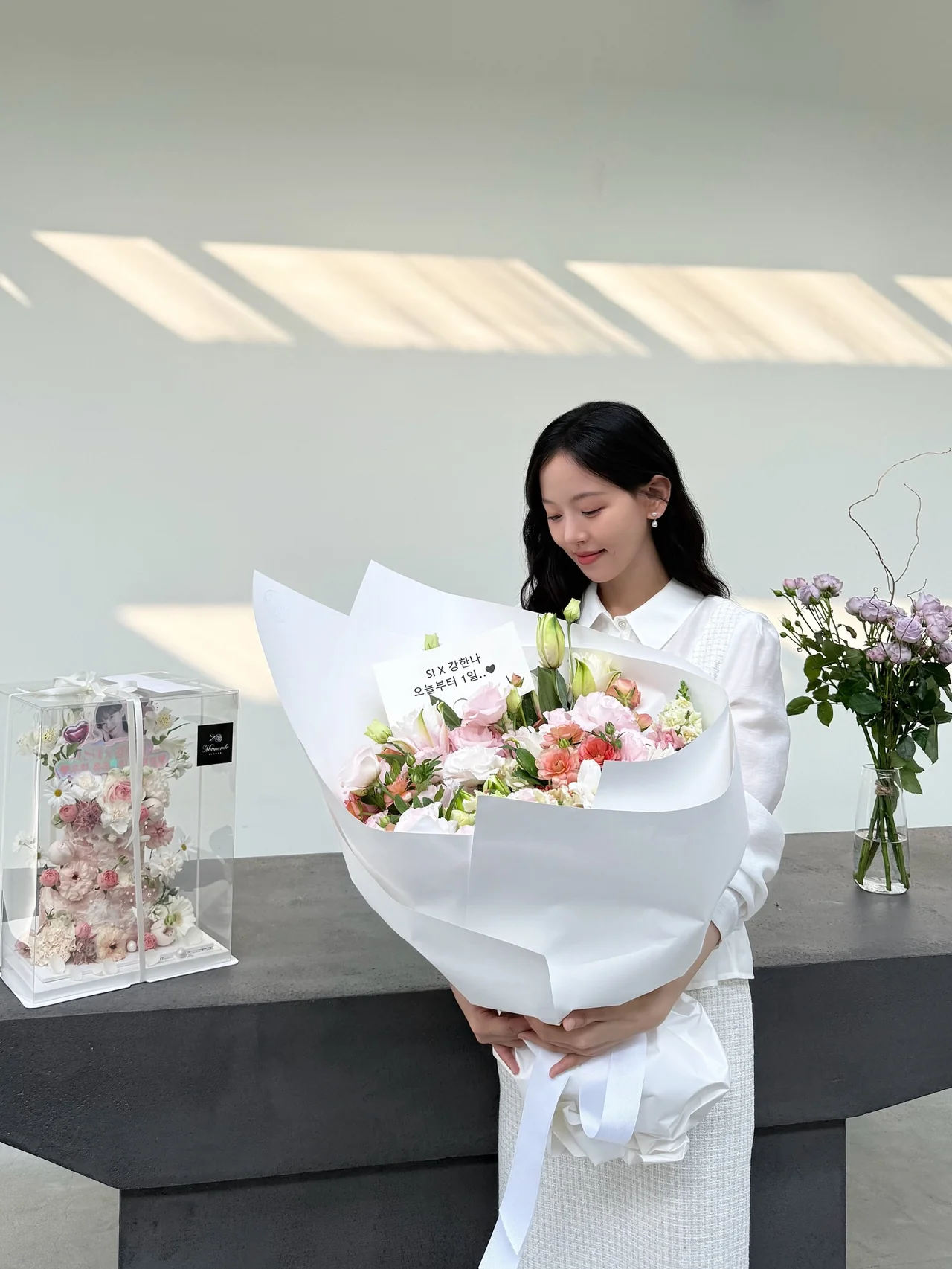 화이트 칼라 블라우스 | 꽃다발보다 화사한 로맨틱 셋업 스타일링 /사진=강한나 인스타그램