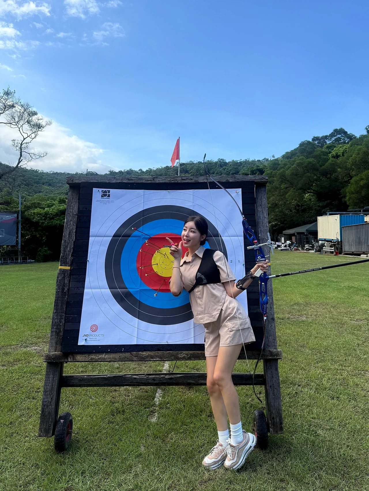 
                에슬레저 디테일 | 체스트 가드와 암 가드를 패션 아이템으로 승화시킨 반전 센스 /사진=안지현 인스타그램
            