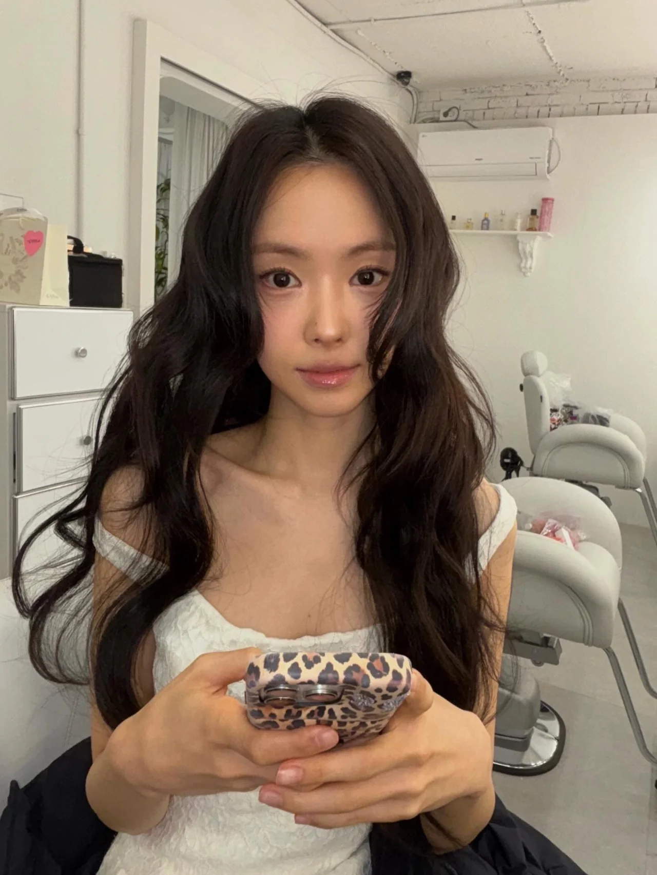 레오파드 폰케이스, 오프숄더 | 청순한 화이트 룩에 반전 포인트를 더한 감각적인 소품 활용 /사진=손나은 인스타그램