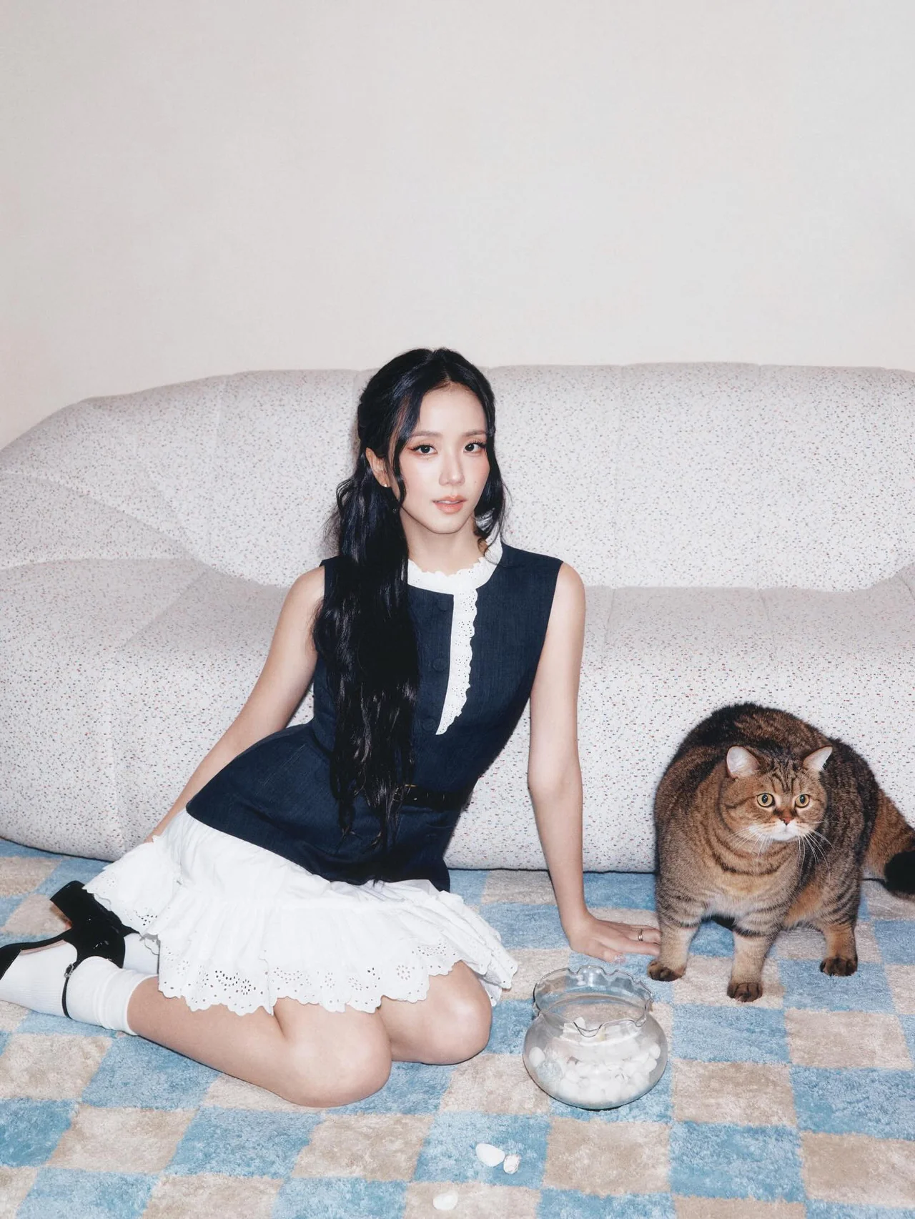 러플 미니스커트 | 화이트 자수 디테일과 네이비 톱으로 완성한 로맨틱 프레피 룩 /사진=지수 인스타그램