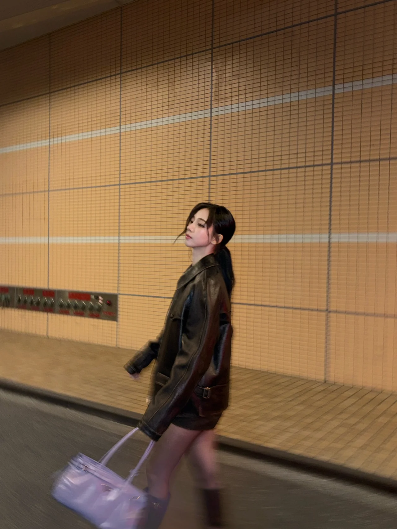 레더 쇼츠 | 각선미를 강조하며 시크함의 정점을 찍는 스타일링 /사진=카리나 인스타그램