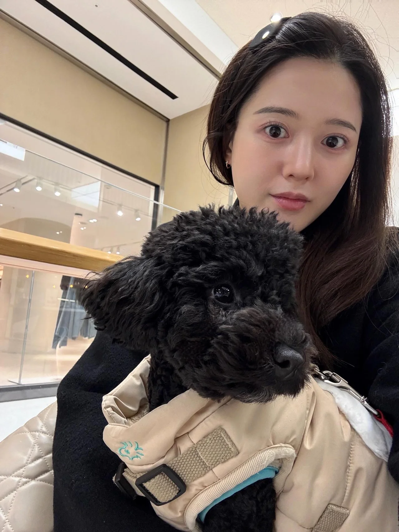 품에 안긴 강아지를 바라보는 남보라 | 이별의 아쉬움과 애정이 가득 담긴 눈빛 /사진=남보라 인스타그램