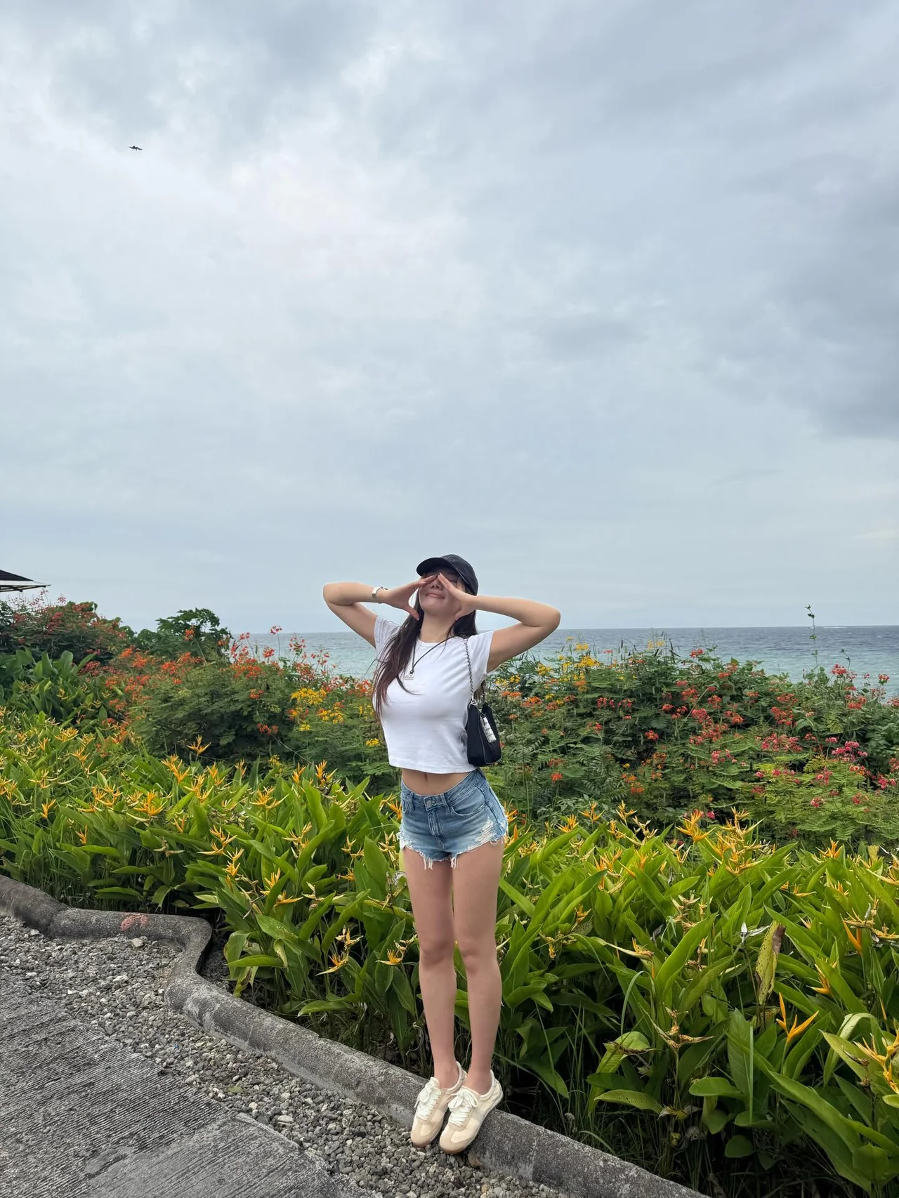 톤온톤 믹스매치 | 프라다 백과 스니커즈로 실용성과 고급스러움을 동시에 잡은 코디 /사진=추화정 인스타그램