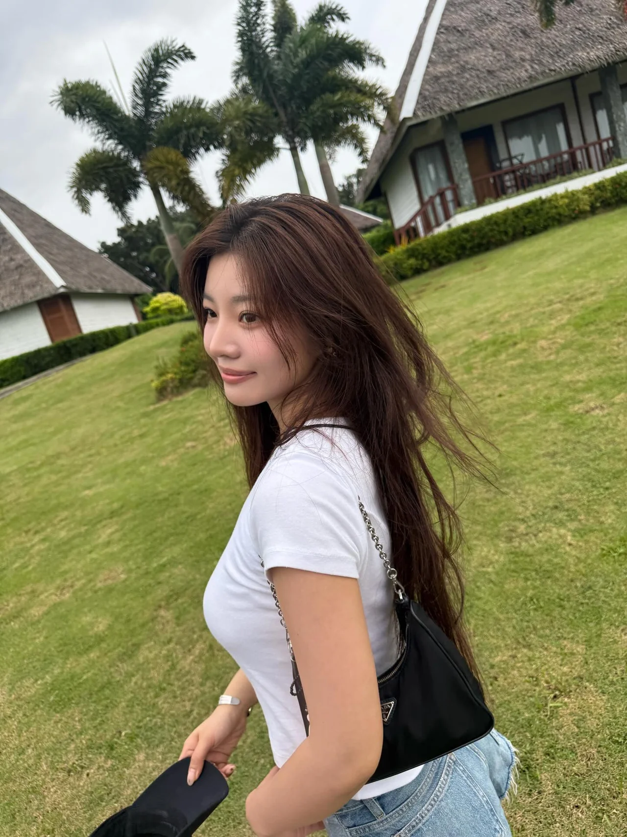 블랙 캡 모자 스타일링 | 스포티한 캡 모자로 ‘꾸안꾸’ 감성을 더한 클린 서머 룩 /사진=추화정 인스타그램