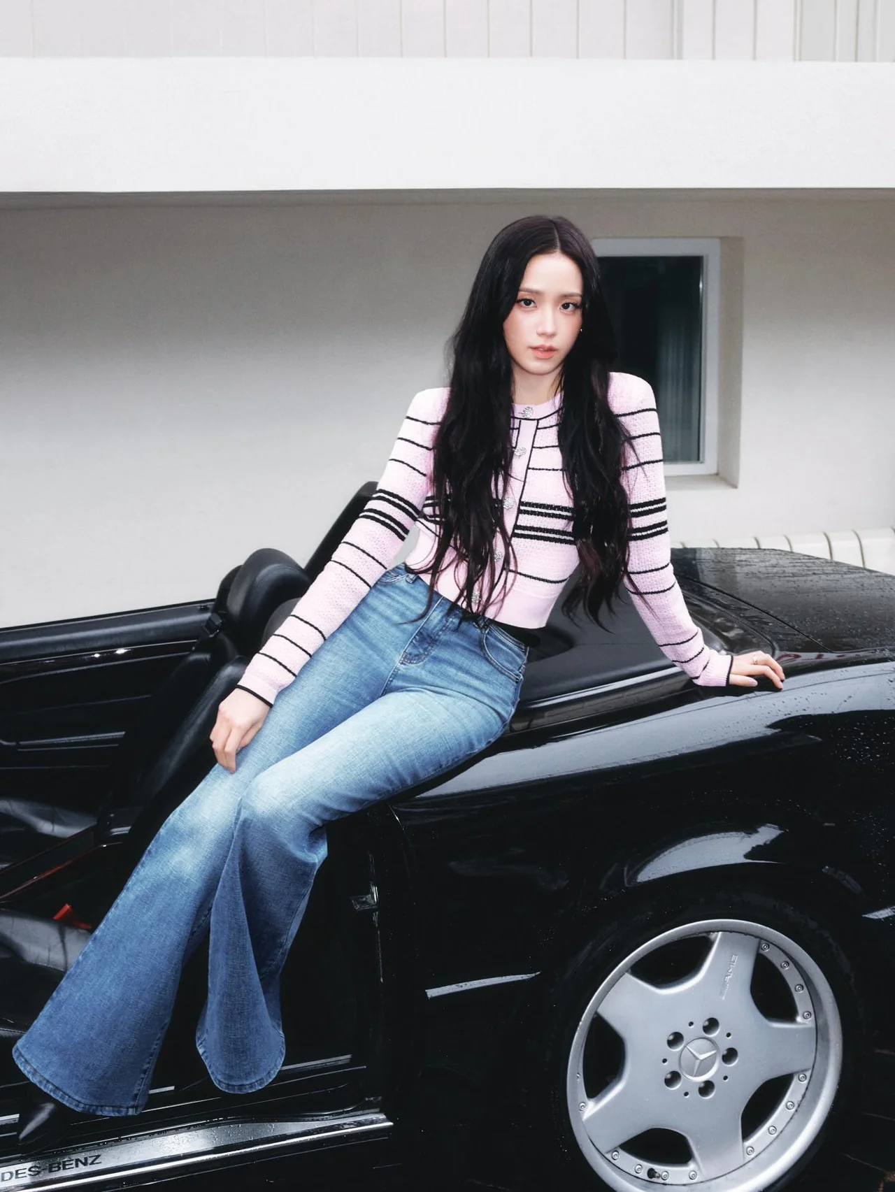  스트라이프 니트 | 올드카의 클래식한 무드에 핑크색 생기를 더한 쿨한 모먼트 /사진=지수 인스타그램           